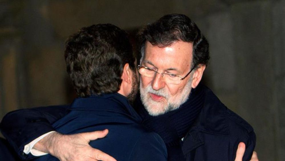 Pablo Casado abraza a Mariano Rajoy.