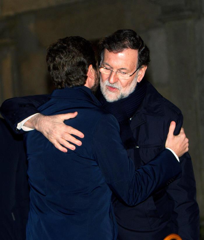 El abrazo de Casado a Rajoy en el funeral de la hermana del expresidente en Pontevedra El abrazo de Casado a Rajoy en el funeral de la hermana del expresidente en Pontevedra
