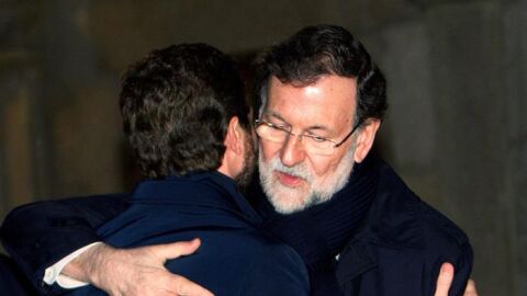 Pablo Casado abraza a Mariano Rajoy.