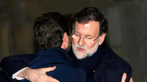 Pablo Casado abraza a Mariano Rajoy. Pablo Casado abraza a Mariano Rajoy.