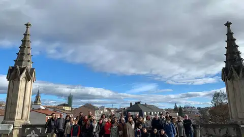 Visita de los oyentes de Onda Cero Vitoria a las cubiertas de la Catedral Foto de familia en las cubiertas de la catedral nueva de Vitoria