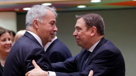 El ministro griego de agricultura Makis Voridis (I) y el español Luis Planas (D) El ministro griego de agricultura Makis Voridis (I) y el español Luis Planas (D)