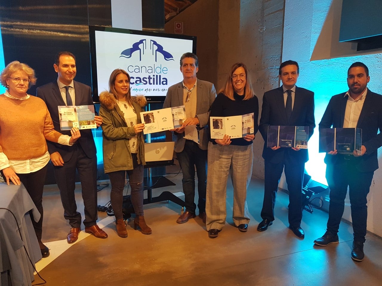 La presentación de la marca "Canal de Castilla. El Agua que nos une" centra la actualidad de nuestro informativo mediodía con David Frechilla y Ana Herrero. La presentación de la marca "Canal de Castilla. El Agua que nos une" centra la actualidad de nuestro informativo mediodía con David Frechilla y Ana Herrero.