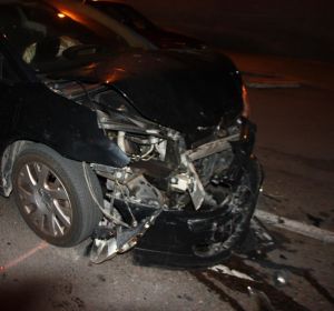 Estado en el que quedó el coche abandonado por el conductor tras el accidente en Elche. Estado en el que quedó el coche abandonado por el conductor tras el accidente en Elche.