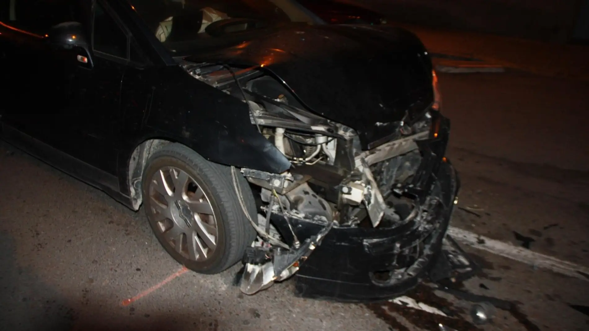 Estado en el que quedó el coche abandonado por el conductor tras el accidente en Elche.