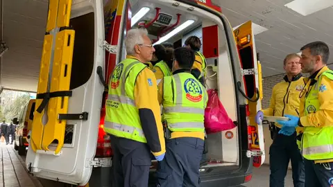 Los servicios de emergencias atienden a un herido Los servicios de emergencias atienden a un herido