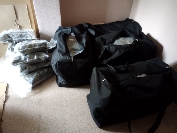 La Policía Local de Elche detiene a tres personas a las que se incautan 75 kilos de marihuana en varias mochilas La Policía Local de Elche detiene a tres personas a las que se incautan 75 kilos de marihuana en varias mochilas