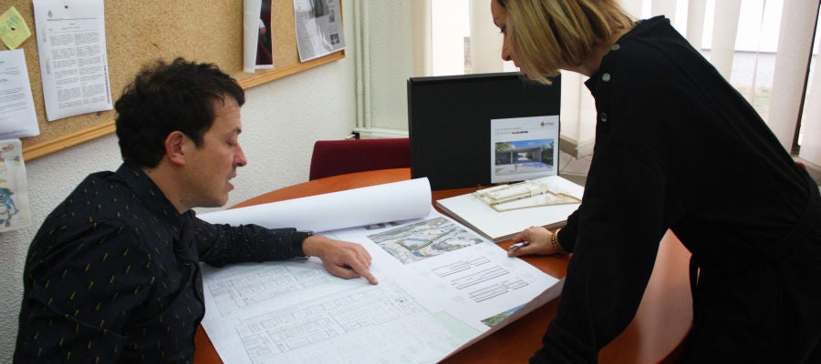 El concejal Francesc Mezquita, presentando el proyecto a la dirección del centro. El concejal Francesc Mezquita, presentando el proyecto a la dirección del centro.
