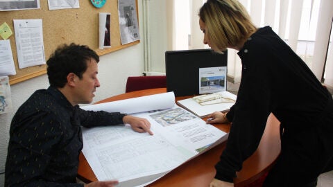 El concejal Francesc Mezquita, presentando el proyecto a la direcci&oacute;n del centro.