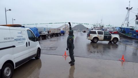 Agentes de la Guardia Civil controlan el acceso al puerto de Santo&ntilde;a