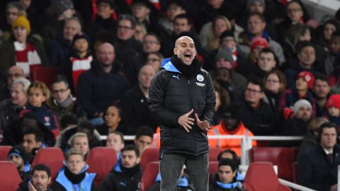 Pep Guardiola, en un partido del City con Arteta de fondo. 