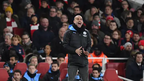 Pep Guardiola, en un partido del City con Arteta de fondo. Pep Guardiola, en un partido del City con Arteta de fondo.