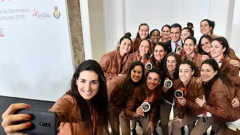 La santapolera Lara González realiza un selfie a las Guerreras, con Jennifer Gutiérrez en el centro, con la presencia de Pedro Sánchez, presidente del Gobierno en funciones. BALONMANO