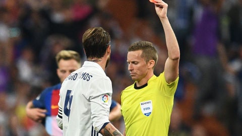 Hern&aacute;ndez Hern&aacute;ndez expulsa a Sergio Ramos en un Cl&aacute;sico
