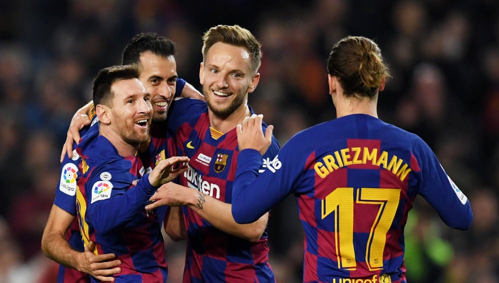 Messi celebra un gol con Griezmann, Busquets y Rakitic