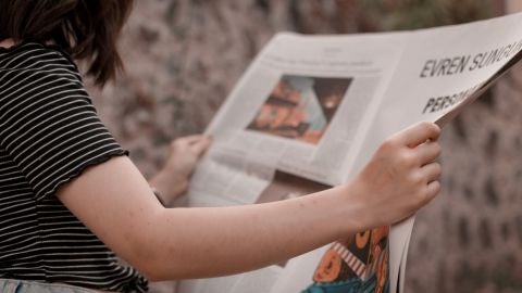 leyendo un peri&oacute;dico