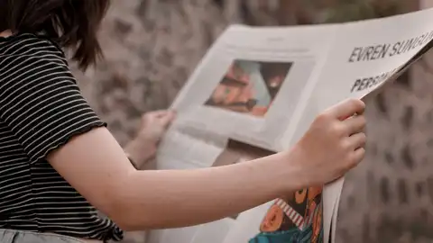 leyendo un periódico leyendo un periódico