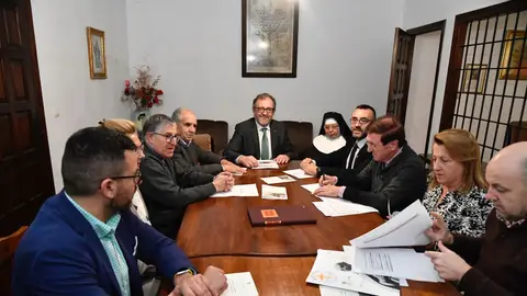El president de la Diputació, Pepe Martí ha presidit la reunió de la fundació Pro Monestir de Sant Pasqual junt amb l´alcalde Benlloch. L´objectiu per al pròxim any és finalitzar la remodelació de les portes d´accés al temple.