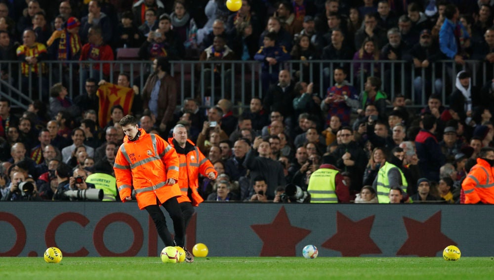 Pelotas amarillas en el campo en pleno Clásico