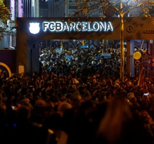 Aglomeraciones de aficionados en los accesos del Camp Nou Aglomeraciones de aficionados en los accesos del Camp Nou