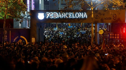 Aglomeraciones de aficionados en los accesos del Camp Nou