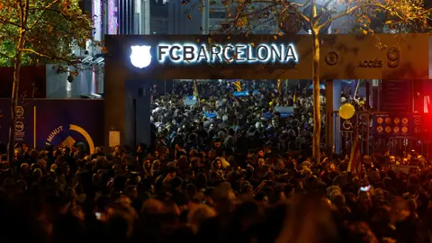 Aglomeraciones de aficionados en los accesos del Camp Nou Aglomeraciones de aficionados en los accesos del Camp Nou