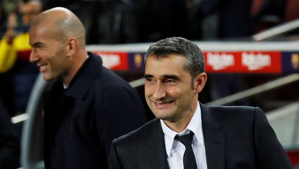 Ernesto Valverde y Zinedine Zidane sonríen tras el saludo entre ambos