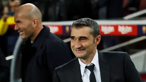 Ernesto Valverde y Zinedine Zidane sonríen tras el saludo entre ambos Ernesto Valverde y Zinedine Zidane sonríen tras el saludo entre ambos