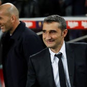 Ernesto Valverde y Zinedine Zidane sonríen tras el saludo entre ambos