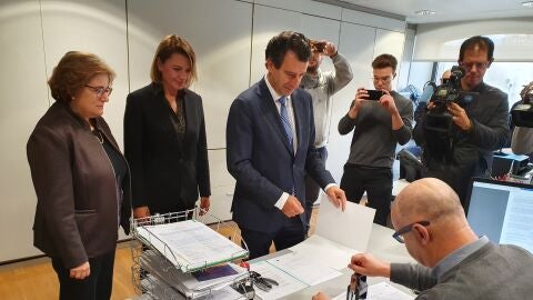 Biel Company, portavoz del PP, registrando una Proposici&oacute;n no de Ley para instar al Govern a ceder las m&aacute;s de 40 Viviendas de Protecci&oacute;n Oficial. 
