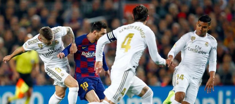 Messi encara a varios rivales en el Clásico del Camp Nou Messi encara a varios rivales en el Clásico del Camp Nou