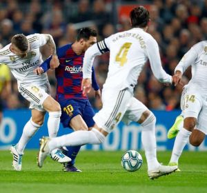 Messi encara a varios rivales en el Clásico del Camp Nou Messi encara a varios rivales en el Clásico del Camp Nou