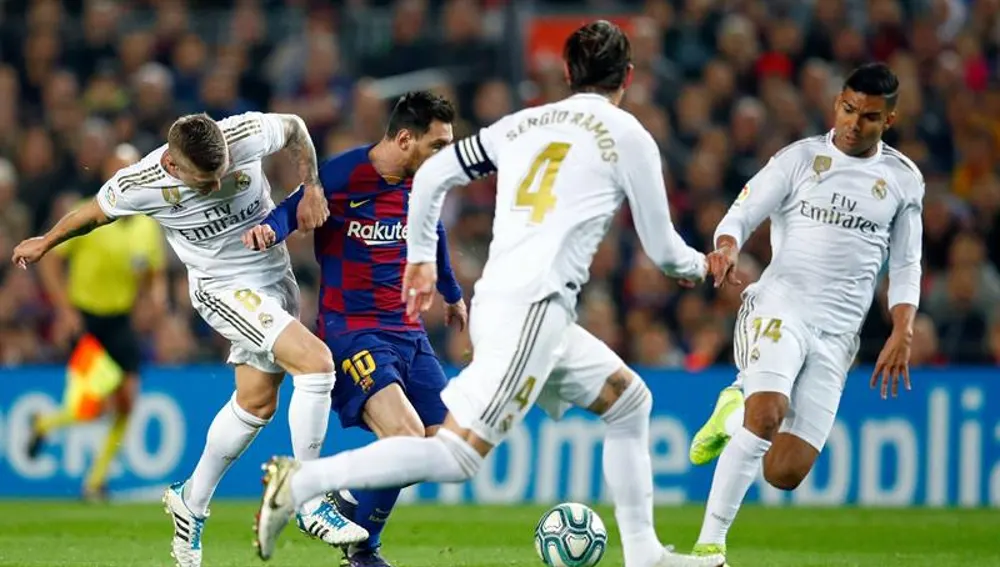 Messi encara a varios rivales en el Clásico del Camp Nou