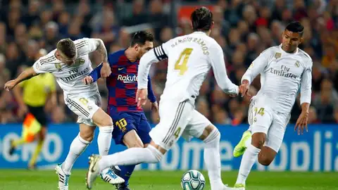 Messi encara a varios rivales en el Clásico del Camp Nou Messi encara a varios rivales en el Clásico del Camp Nou