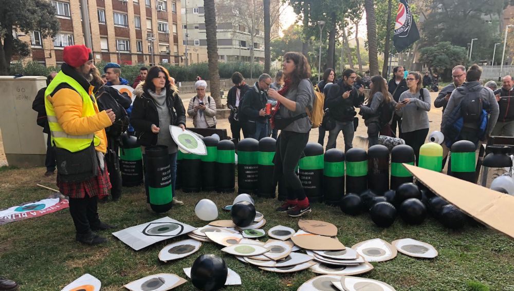 Pelotas hinchables negras y ojos de cartón de Tsunami Democràtic