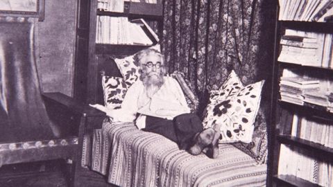 Imagen de Valle Incl&aacute;n en su cama