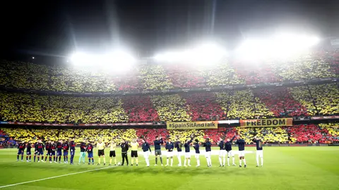 Mosaico inicial en el Camp Nou con pancartas independentistas Mosaico inicial en el Camp Nou con pancartas independentistas