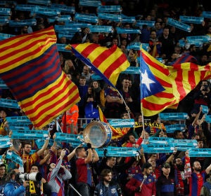 Mosaico inicial en el Camp NOu con bandera y pancartas independentistas Mosaico inicial en el Camp NOu con bandera y pancartas independentistas