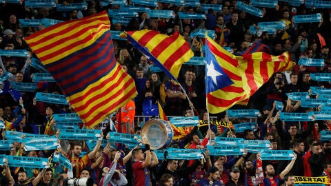 Mosaico inicial en el Camp Nou con bandera y pancartas independentistas