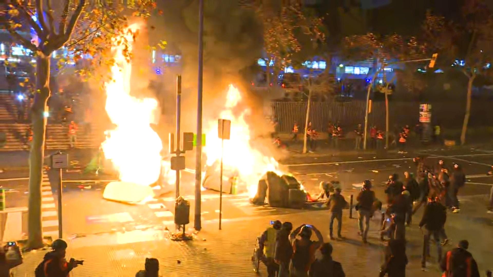 Dos mossos heridos graves y 53 leves en disturbios en alrededores de Camp Nou Dos mossos heridos graves y 53 leves en disturbios en alrededores de Camp Nou