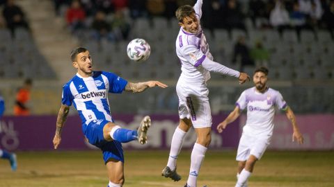 El delantero del Alav&eacute;s Joselu (iz) disputa la pelota con el jugador del Real Ja&eacute;n Javier Guti&eacute;rrez "Javilillo" 