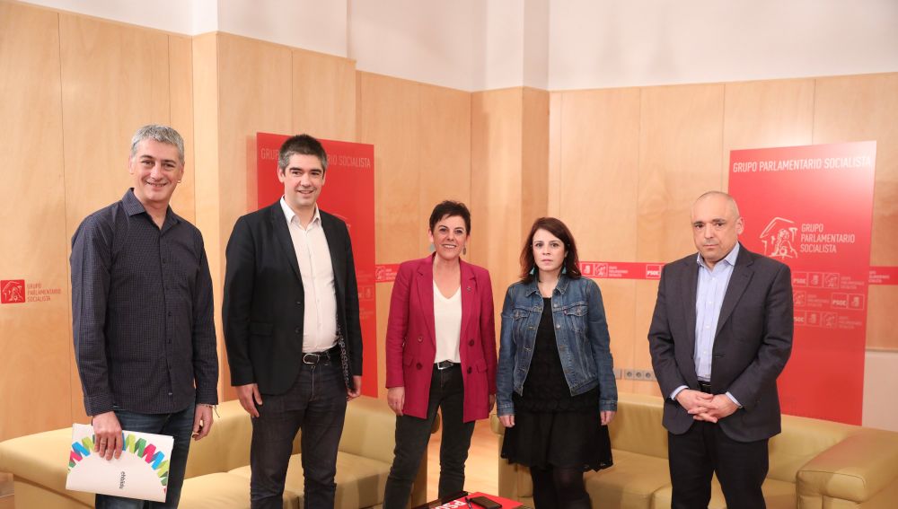 Los equipos negociadores de PSOE y EH Bildu se reúnen en la ronda de contactos de cara a la investidura de Pedro Sánchez