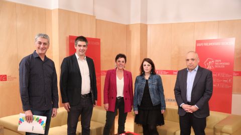 Los equipos negociadores de PSOE y EH Bildu se re&uacute;nen en la ronda de contactos de cara a la investidura de Pedro S&aacute;nchez