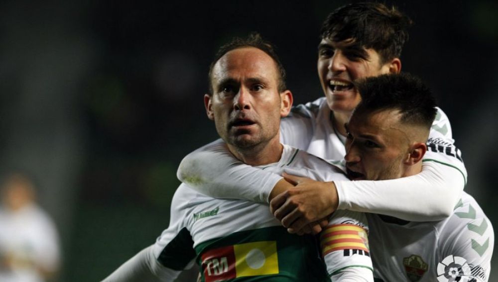 Nino, con Josan y Gonzalo Villar, en la celebración del tanto que le permitió igualar a Pierita como máximo goleador histórico del Elche CF.