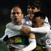 Nino, con Josan y Gonzalo Villar, en la celebración del tanto que le permitió igualar a Pierita como máximo goleador histórico del Elche CF.