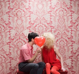 Pareja ocultando su beso Pareja ocultando su beso