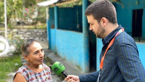 Pablo Sánchez Olmos con una mujer mexicana en cuyo pueblo una empresa española instalará paneles solares