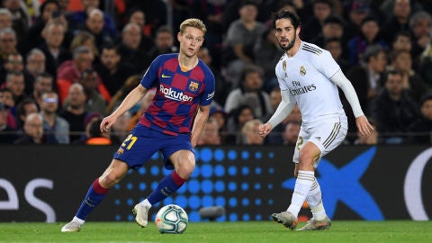 Frenkie de Jong e Isco Alarc&oacute;n, durante El Cl&aacute;sico