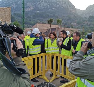 Las autoridades visitan las obras de demolición de un tramo de carretera. Las autoridades visitan las obras de demolición de un tramo de carretera.