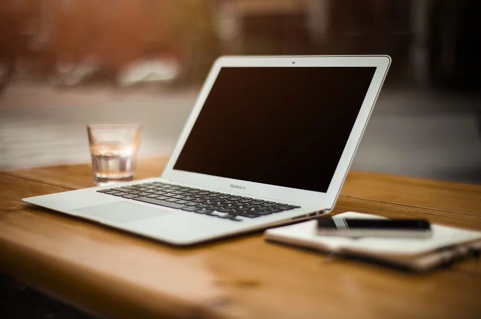 La UMA reparte portátiles entre sus alumnos para que puedan seguir la enseñanza on line La UMA reparte portátiles entre sus alumnos para que puedan seguir la enseñanza on line